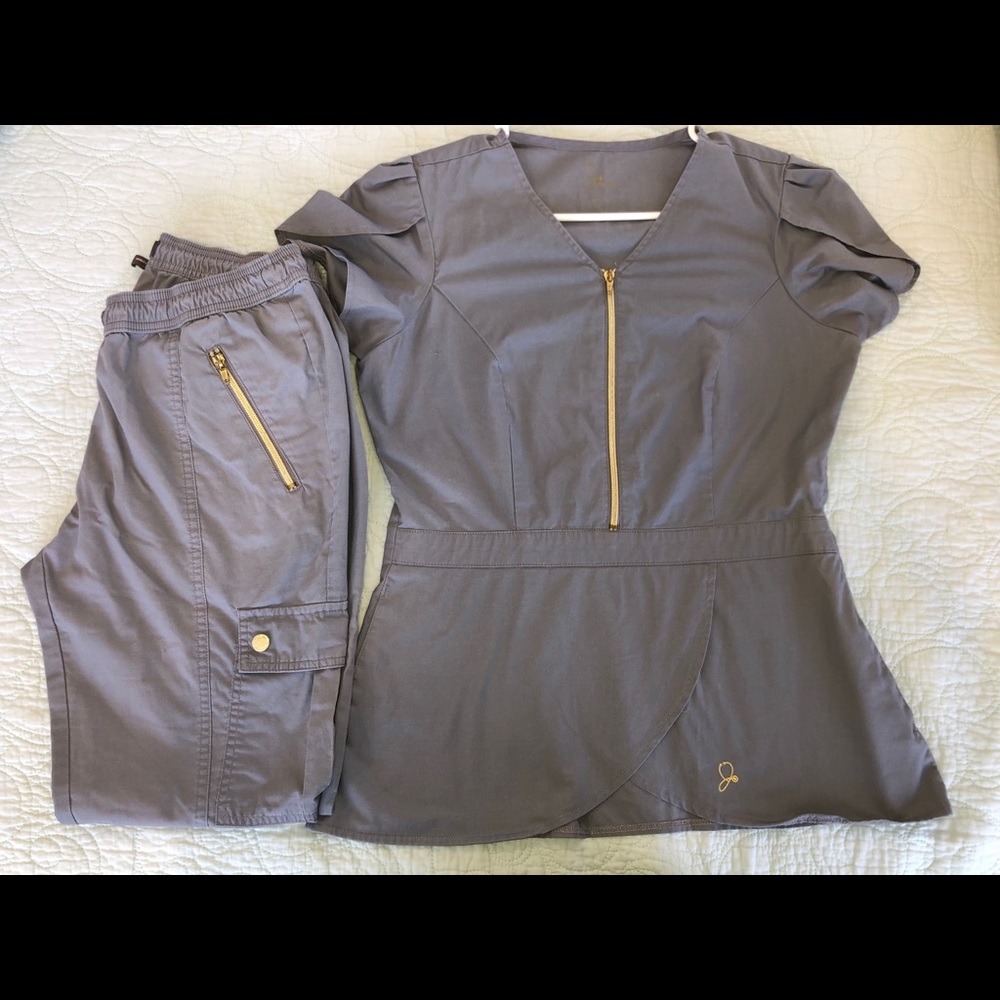 Jaanuu scrub set